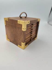 Vintage wooden box with 8 cork coasters – 70s/80s – Retro design, brass handle