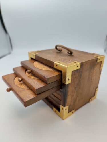 Coffret vintage en bois avec 8 dessous de verres en liège – Années 70/80 – Design rétro, poignée laiton