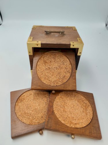 Coffret vintage en bois avec 8 dessous de verres en liège – Années 70/80 – Design rétro, poignée laiton