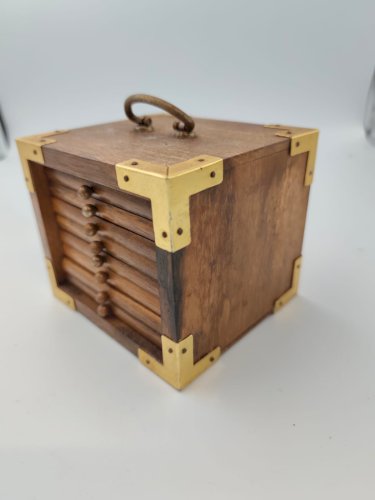 Coffret vintage en bois avec 8 dessous de verres en liège – Années 70/80 – Design rétro, poignée laiton