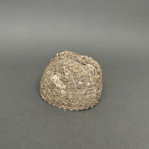 Coiffe d'enfant 1930 en perles brodées M3279