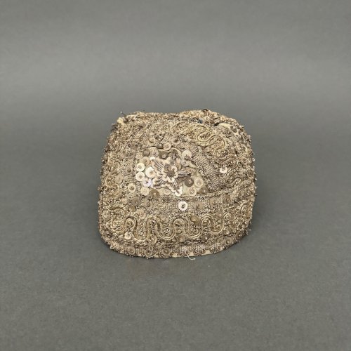 Coiffe d'enfant 1930 en perles brodées M3279