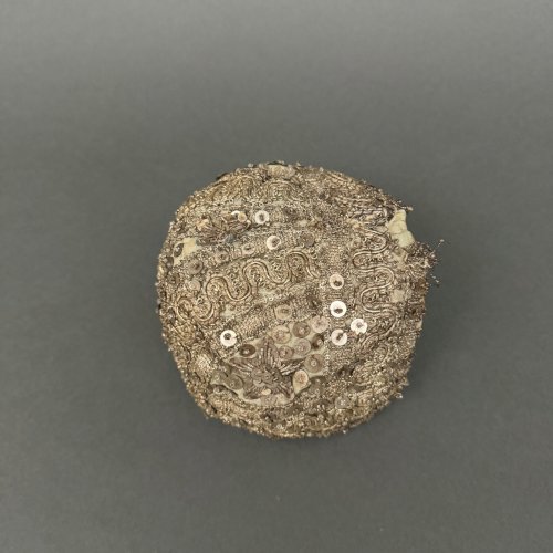 Coiffe d'enfant 1930 en perles brodées M3279