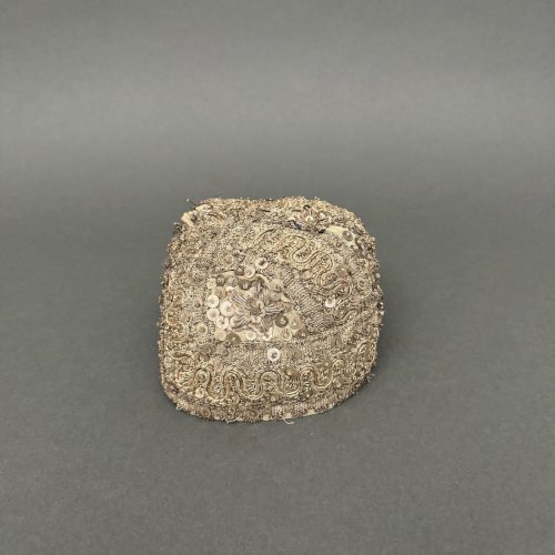 Coiffe d'enfant 1930 en perles brodées M3279