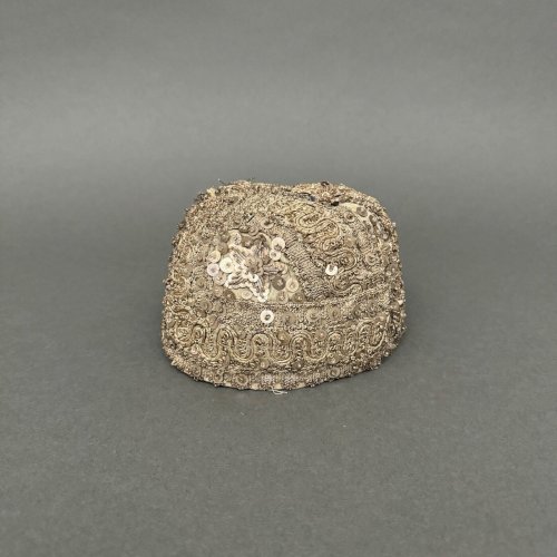 Coiffe d'enfant 1930 en perles brodées M3279