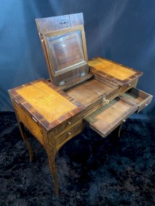 Coiffeuse début XIXe à décor marqueté style Transition Louis XV - Louis XVI