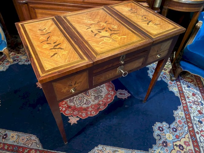 Coiffeuse d'époque XVIIIe à décor marqueté Louis XVI