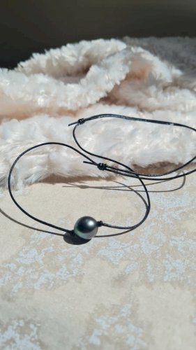 Collier ajustable perle nacre noir naturelle  cordon en cuir