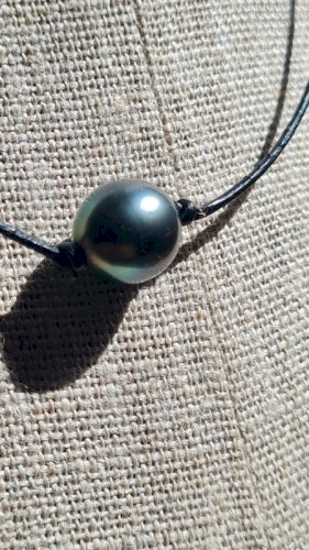 Collier ajustable perle nacre noir naturelle  cordon en cuir