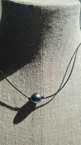 Collier ajustable perle nacre noir naturelle  cordon en cuir
