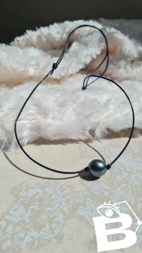 Collier ajustable perle nacre noir naturelle  cordon en cuir