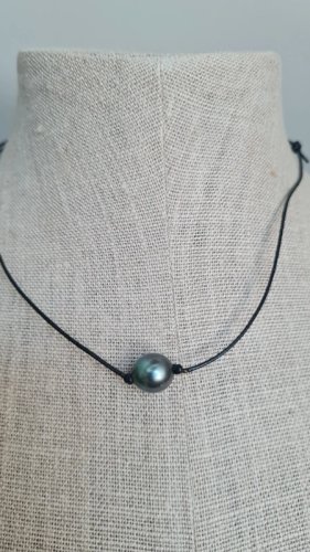 Collier ajustable perle nacre noir naturelle  cordon en cuir