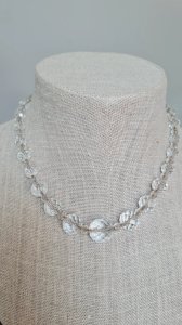 Collier ancien avec des perles en cristal à facettes années 50