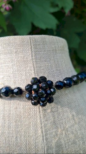 Collier ancien en perles de verre noires à facettes années 50
