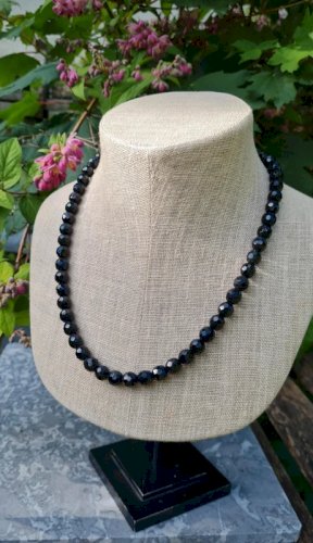 Collier ancien en perles de verre noires à facettes années 50
