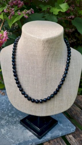 Collier ancien en perles de verre noires à facettes années 50