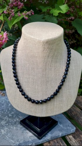 Collier ancien en perles de verre noires à facettes années 50
