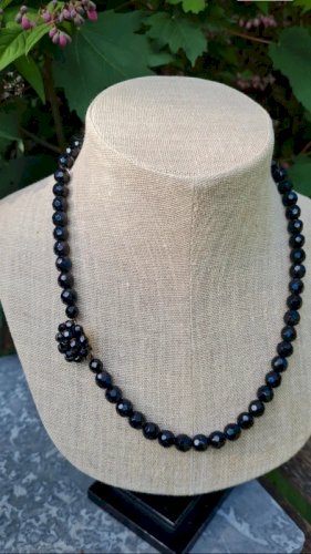Collier ancien en perles de verre noires à facettes années 50