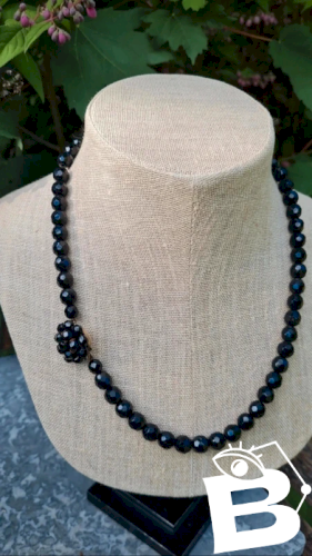 Collier ancien en perles de verre noires à facettes années 50
