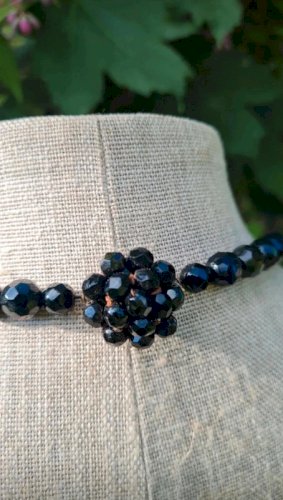 Collier ancien en perles de verre noires à facettes années 50