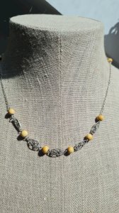 collier ancien filigrane en argent et matière noble