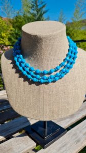 Collier ancien -ras de cou- trois rangs avec des perles en verre et attache en argent