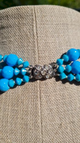 Collier ancien -ras de cou- trois rangs avec des perles en verre et attache en argent
