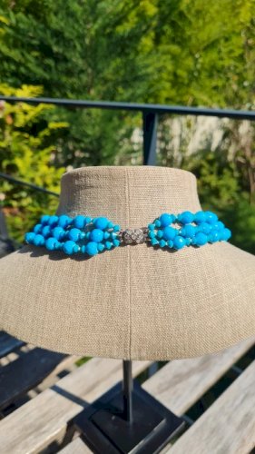 Collier ancien -ras de cou- trois rangs avec des perles en verre et attache en argent