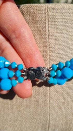 Collier ancien -ras de cou- trois rangs avec des perles en verre et attache en argent