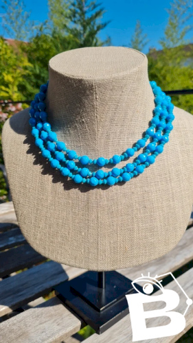 Collier ancien -ras de cou- trois rangs avec des perles en verre et attache en argent