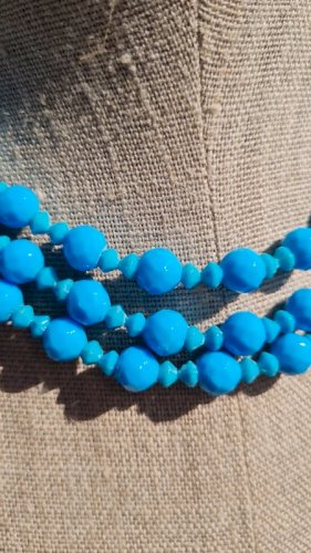 Collier ancien -ras de cou- trois rangs avec des perles en verre et attache en argent