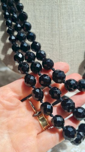 Collier ancien trois rangées- en perles noires à facettes années 50