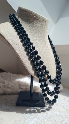 Collier ancien trois rangées- en perles noires à facettes années 50
