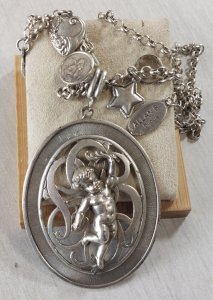 Collier avec pendentif angelot, en métal argenté, Allan's