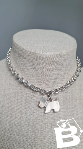 Collier avec un chien en métal argenté