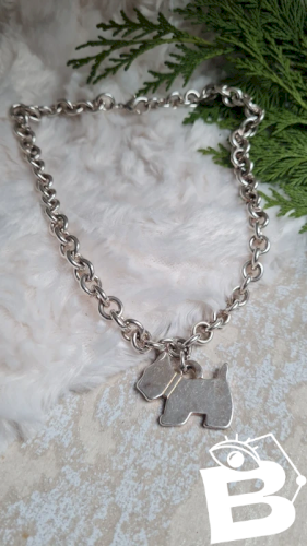 Collier avec un chien en métal argenté