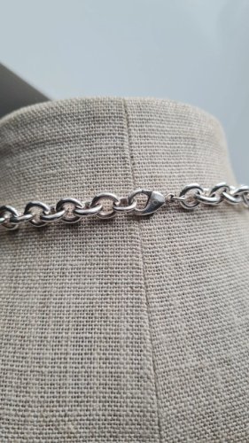 Collier avec un chien en métal argenté