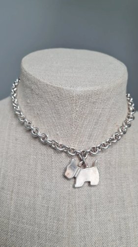 Collier avec un chien en métal argenté