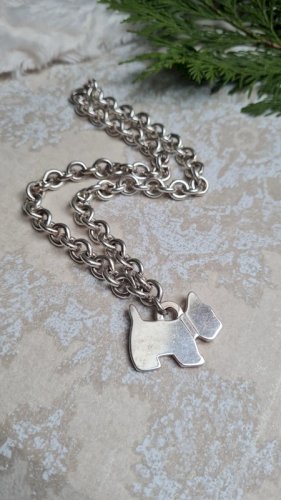 Collier avec un chien en métal argenté
