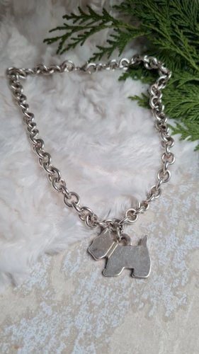 Collier avec un chien en métal argenté
