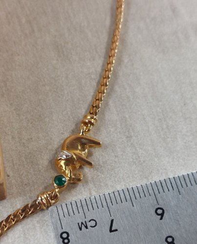 Collier décor éléphant, en plaqué or ^