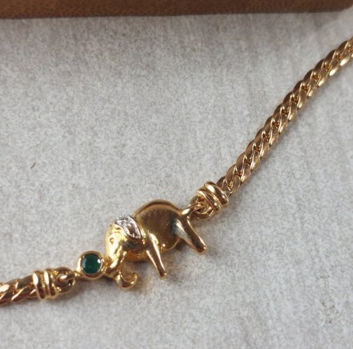 Collier décor éléphant, en plaqué or ^