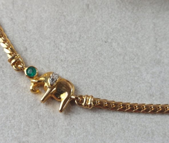 Collier décor éléphant, en plaqué or ^