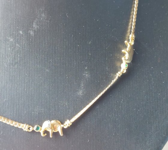 Collier décor éléphant, en plaqué or ^