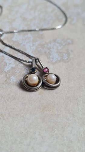 collier en argent et deux pendentifs anciens perles