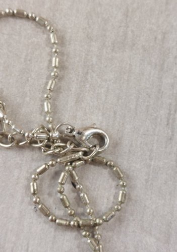 Collier en métal argenté, décor strass