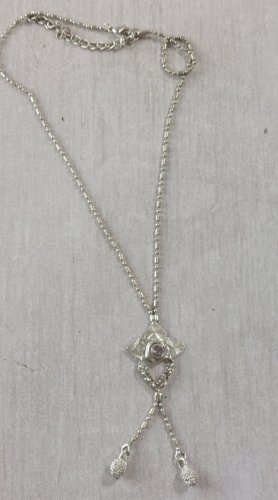 Collier en métal argenté, décor strass