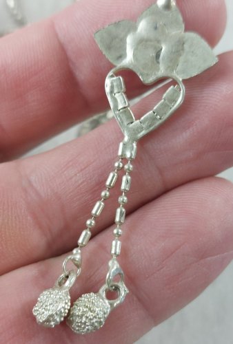 Collier en métal argenté, décor strass