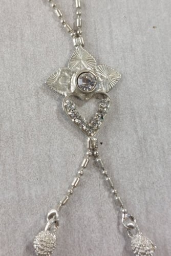 Collier en métal argenté, décor strass