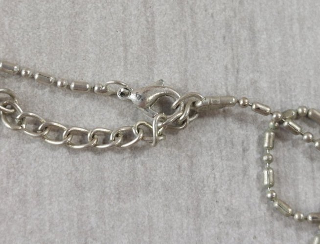 Collier en métal argenté, décor strass